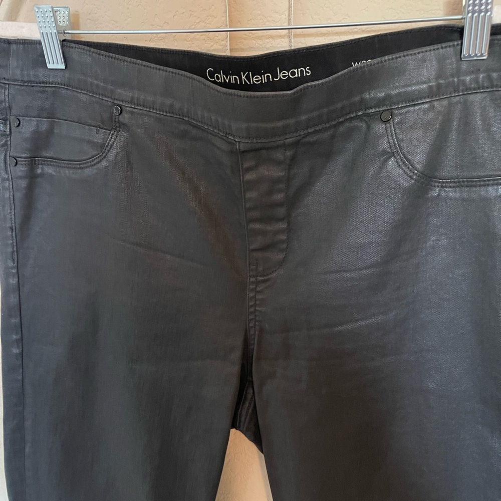 Calvin Klein Women's Shiny Black Jeggings